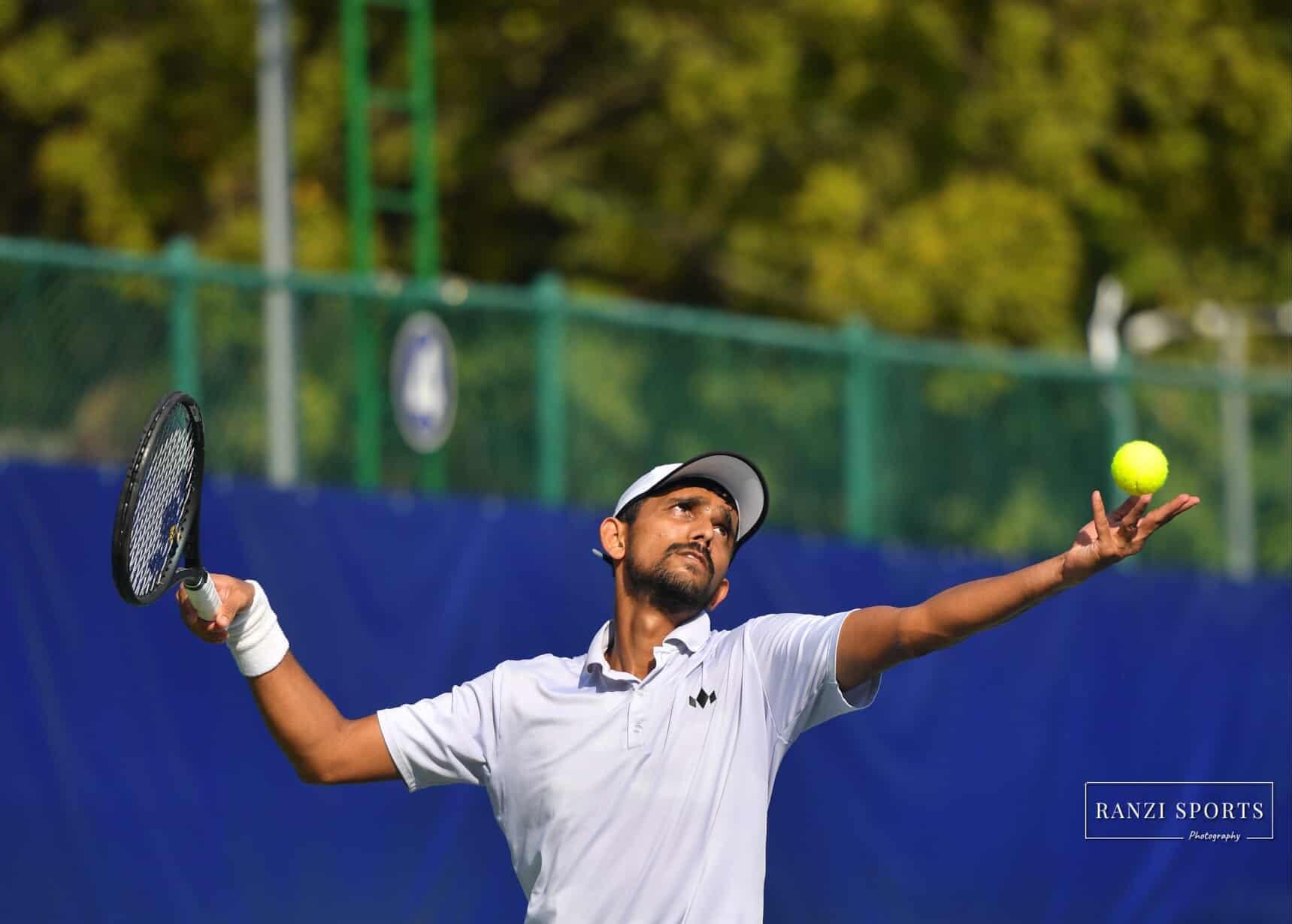 Siddhant Banthia serving